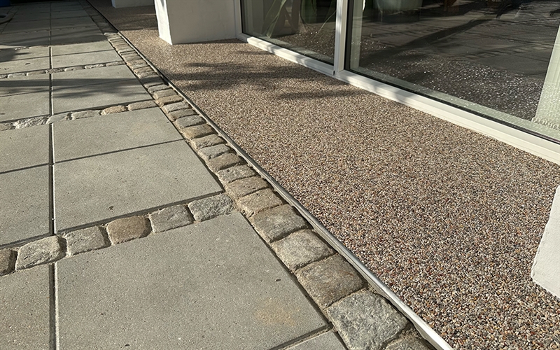 stonecarpet langs hus