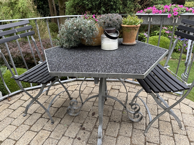 Færdigt sekskantet havebord med sort StoneCarpet-bordplade i Nero