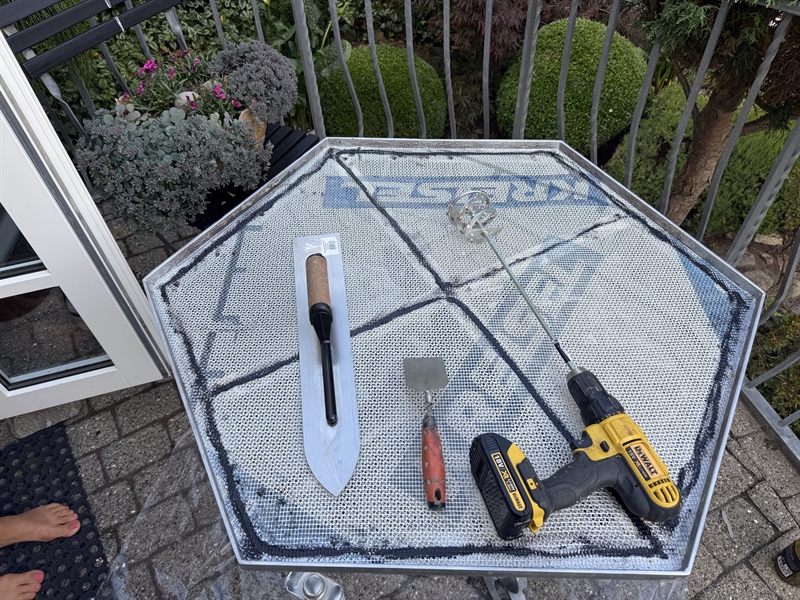 Sekskantet havebord med Urban-Halds armeringsnet før StoneCarpet blev lagt