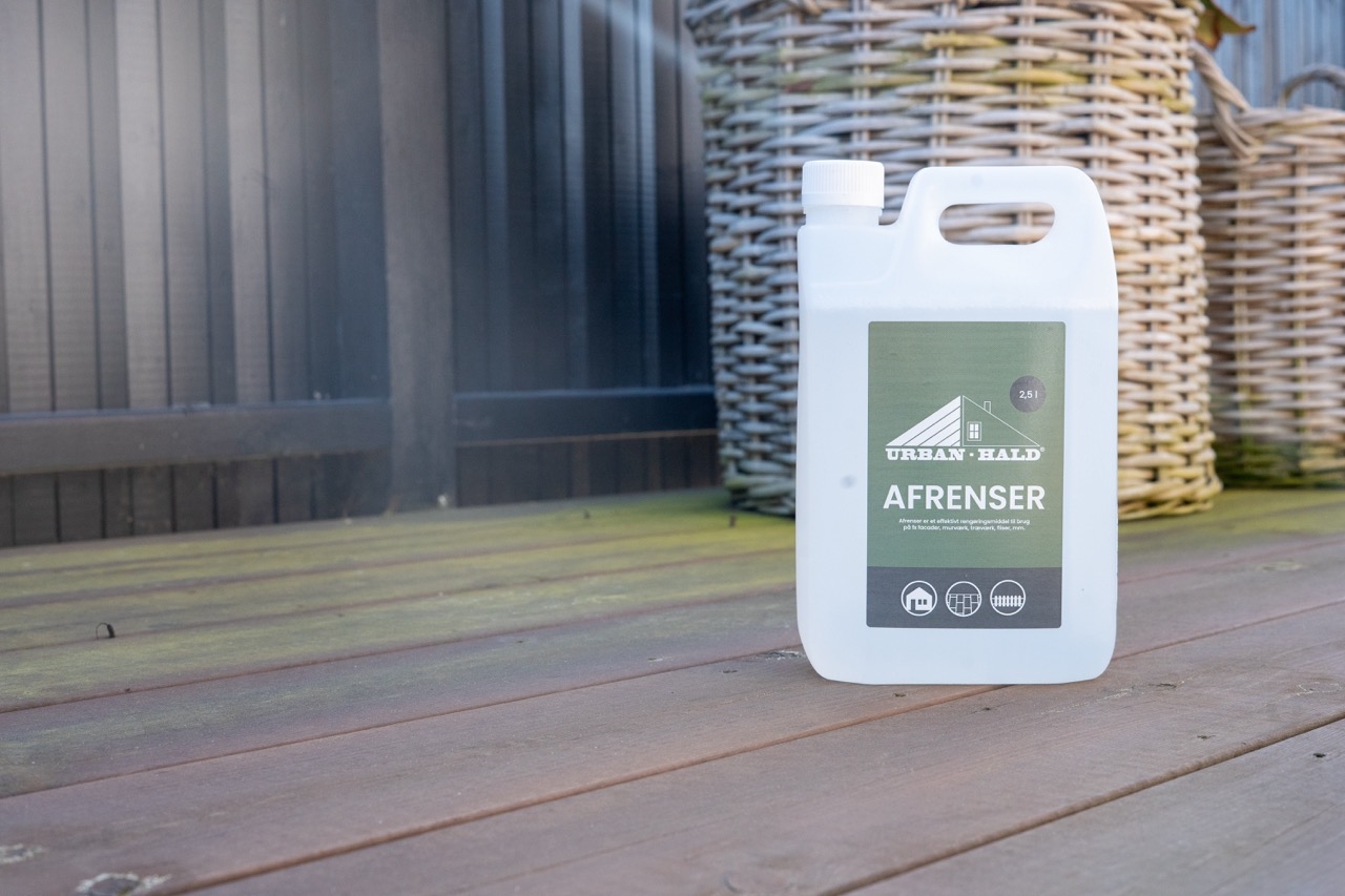 Urban-Hald Afrenser på mosbegroet træterrasse klar til behandling