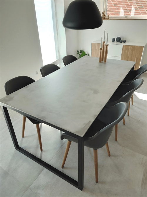 Bord med MicroCement