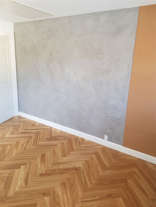 Væg med MicroCement i lys grå