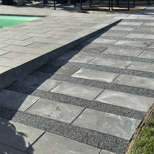 Stonecarpet Grigio lagt mellem fliser på havegang