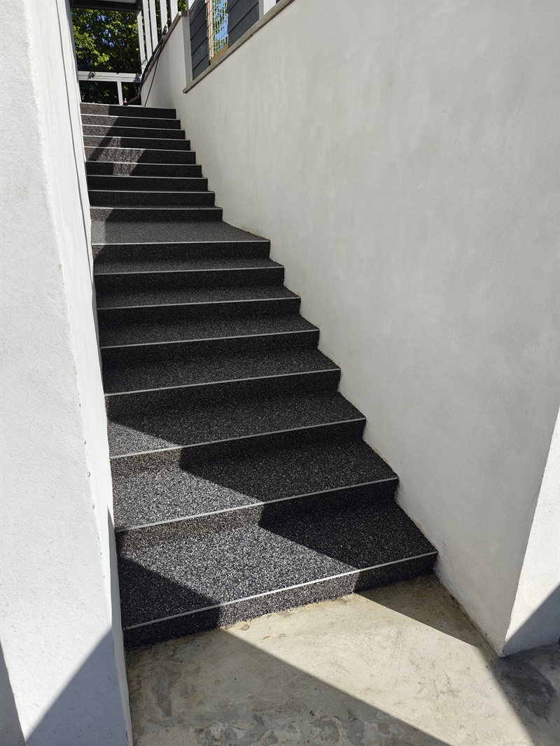 StoneCarpet i farven Nero Ebano på udendørs trappe