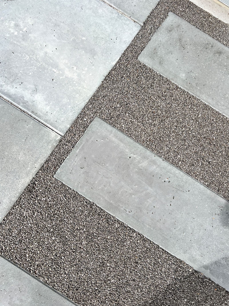 Platin Grå StoneCarpet mellem fliser