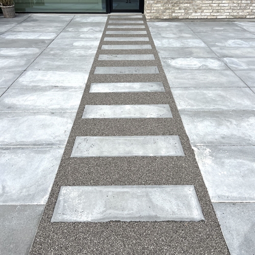 StoneCarpet i Platin Grey på sti op til hoveddør