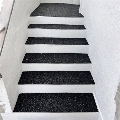 Trappetrin beklædt med Nero Ebano Stonecarpet