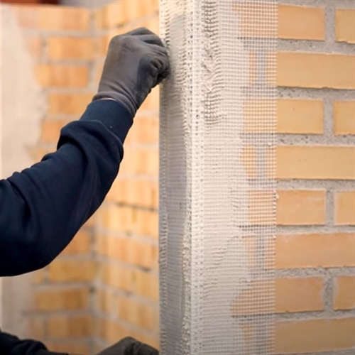 Lasse sætter hjørnearmering på mur