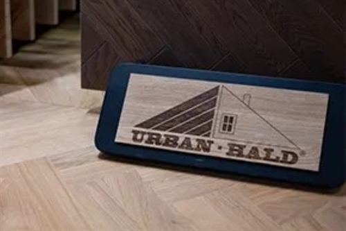 Egetræsskilt med logo til gulvstander