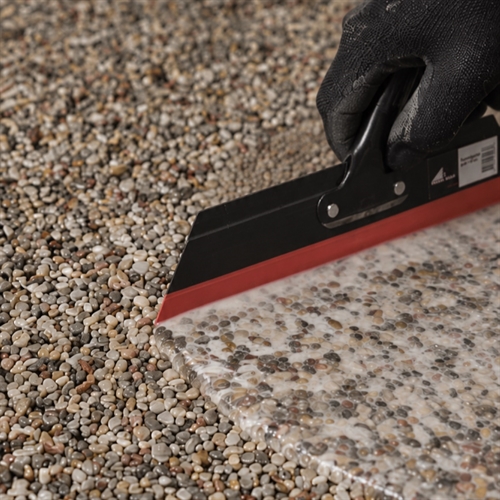 Brug af gummispartel til påføring af Akryl Filler på StoneCarpet
